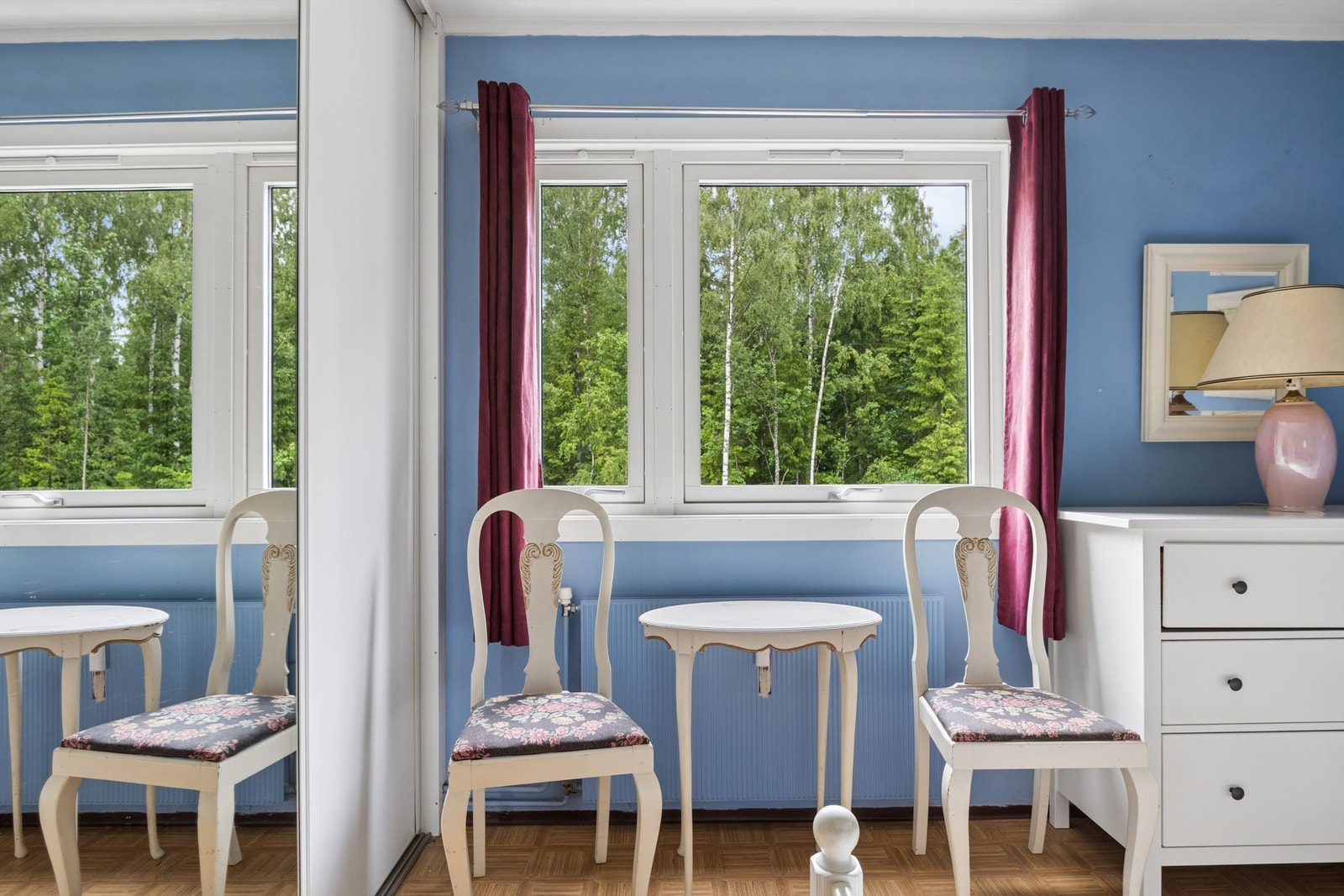Romslig garderobeløsning og fint utsyn mot friområde. Galleribilde