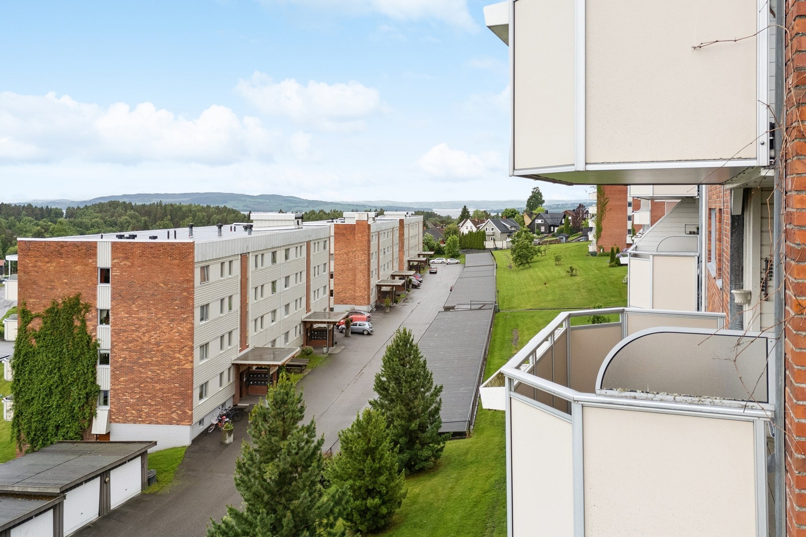 Fra balkongen er det flott utsikt mot Helgøya og Mjøsa. Galleribilde