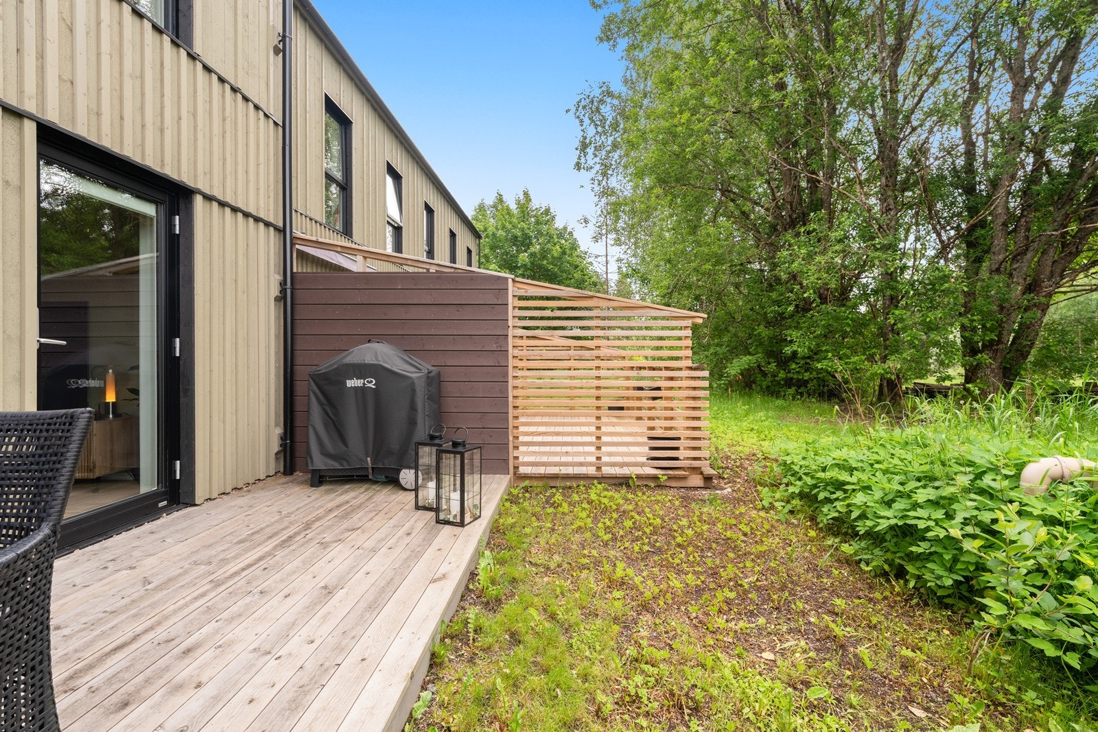 Uteplassen er belagt med impregnerte terrassebord og har plass til grill og sittegruppe. Galleribilde