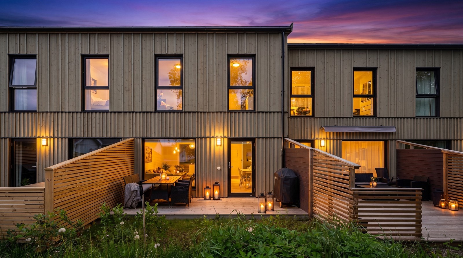 Rekkehuset har en koselig terrasse. (Digitalt skumringsfoto, avvik kan forekomme) Galleribilde