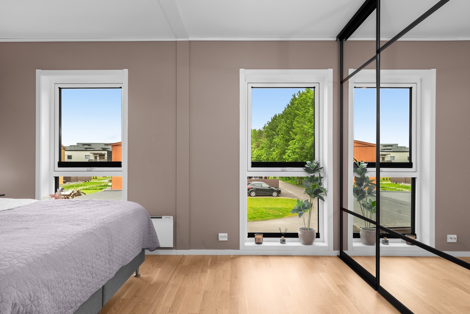 Hovedsoverommet har to store vinduer som gir rikelig med naturlig lys. Galleribilde