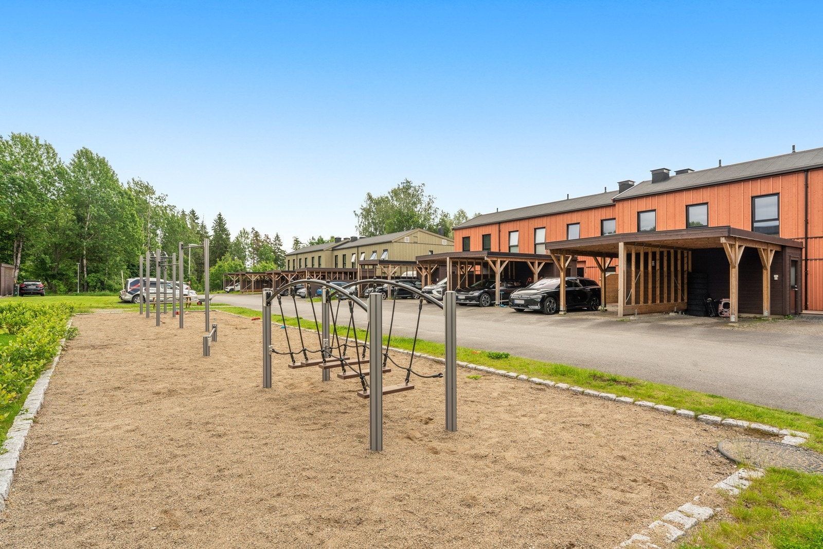 Fellesområdene er pent opparbeidet med lekeplass og grøntarealer. Galleribilde