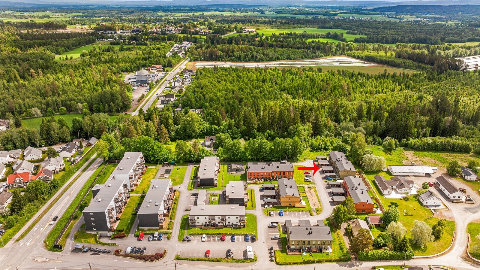 Fra eiendommen er det kort vei til skoler, barnehager og servicetilbud. Galleribilde