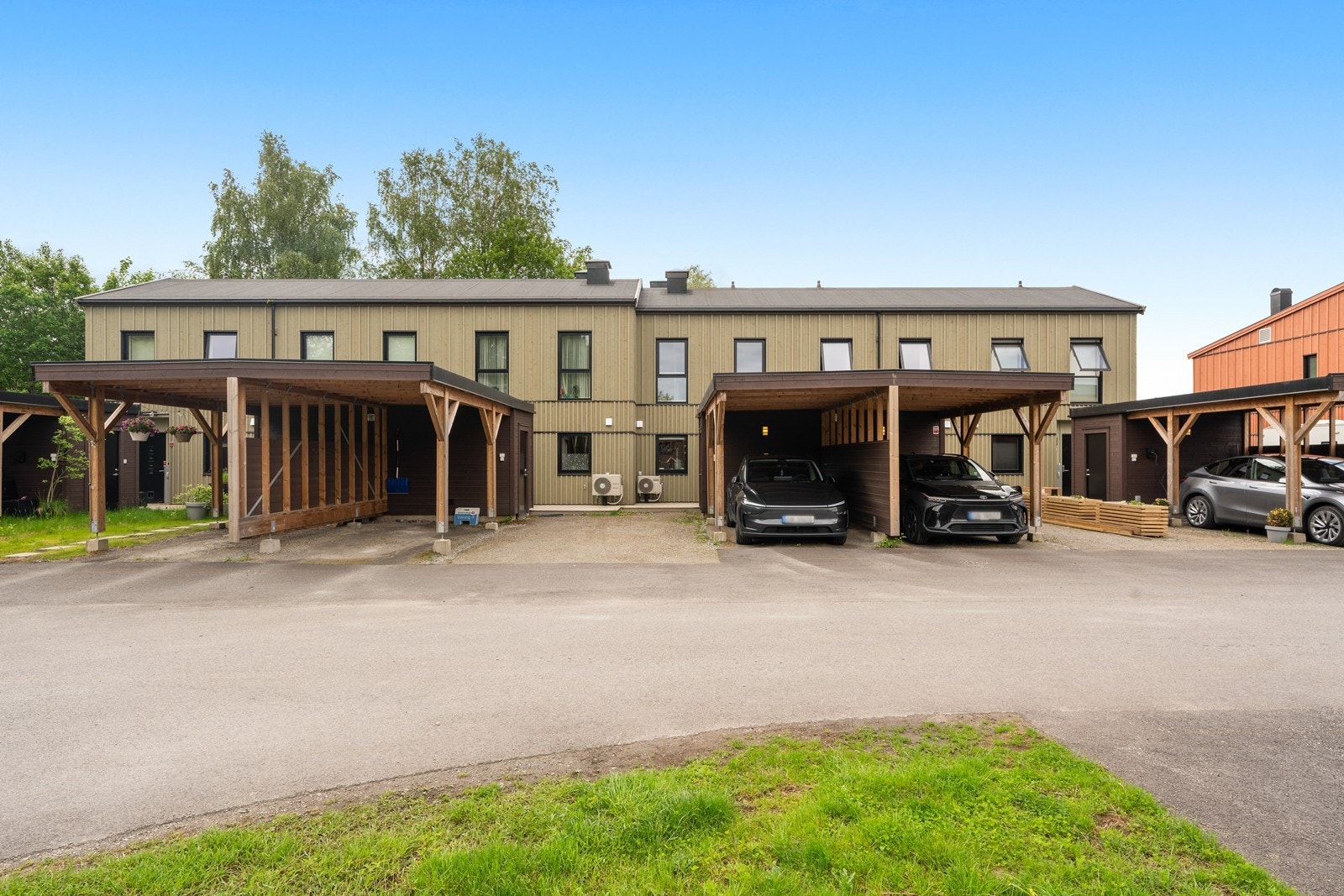 Hver enhet disponerer egen carport med tilhørende utebod på 5 m². Galleribilde