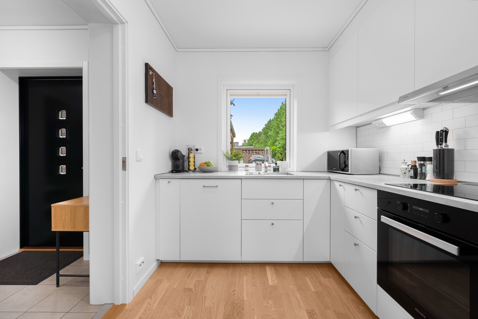 Kjøkkenet har godt med benkeplass og vindu over vasken som gir fint dagslys. Galleribilde