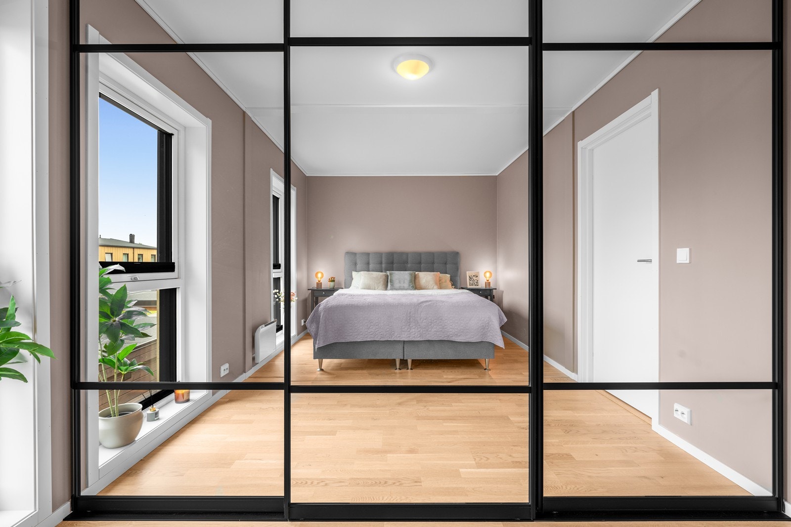 Skyvedørsgarderoben gir rikelig med oppbevaringsplass og har et moderne uttrykk. Galleribilde