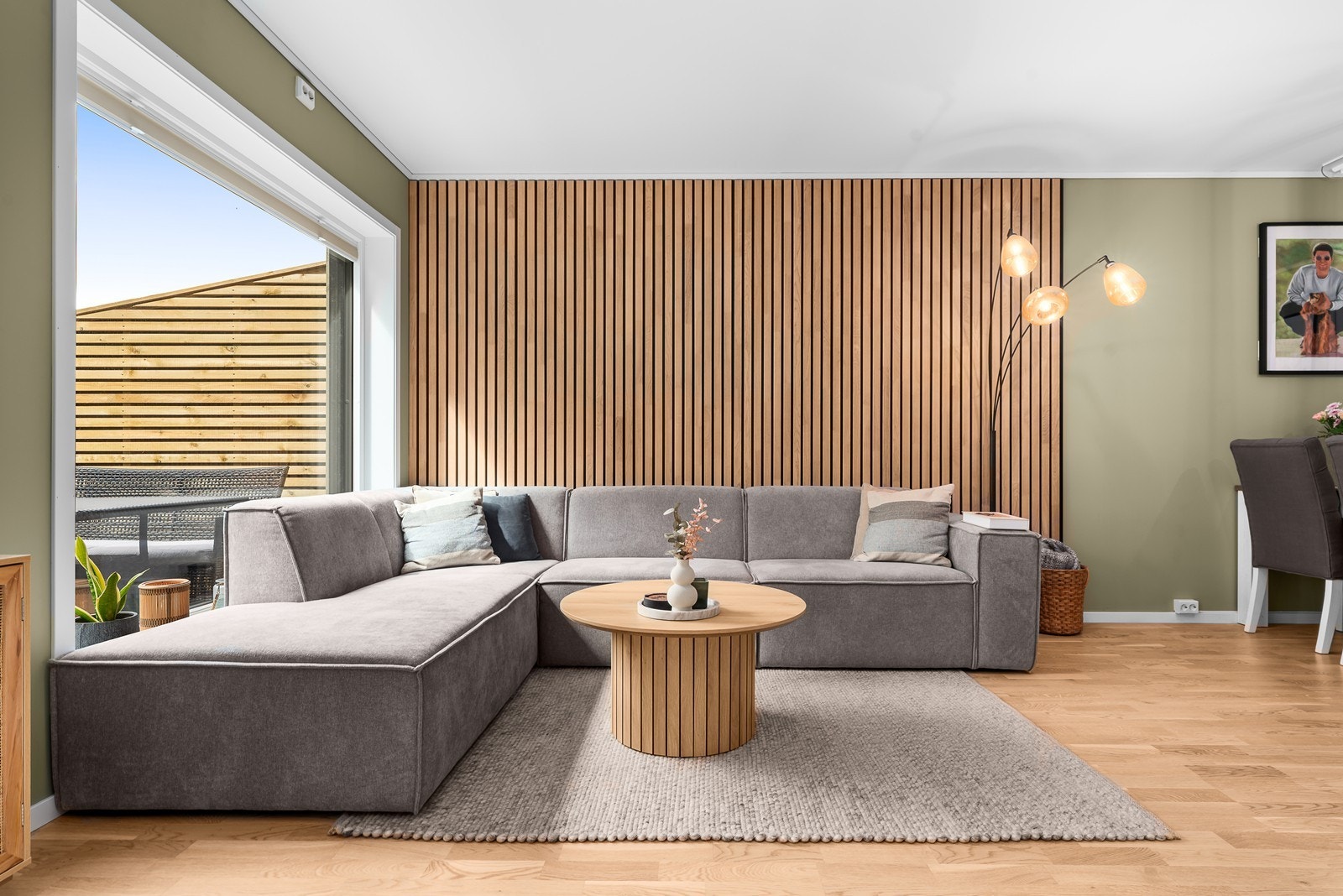 Spileveggen i stuen tilfører varme og en moderne detalj til rommet. Galleribilde
