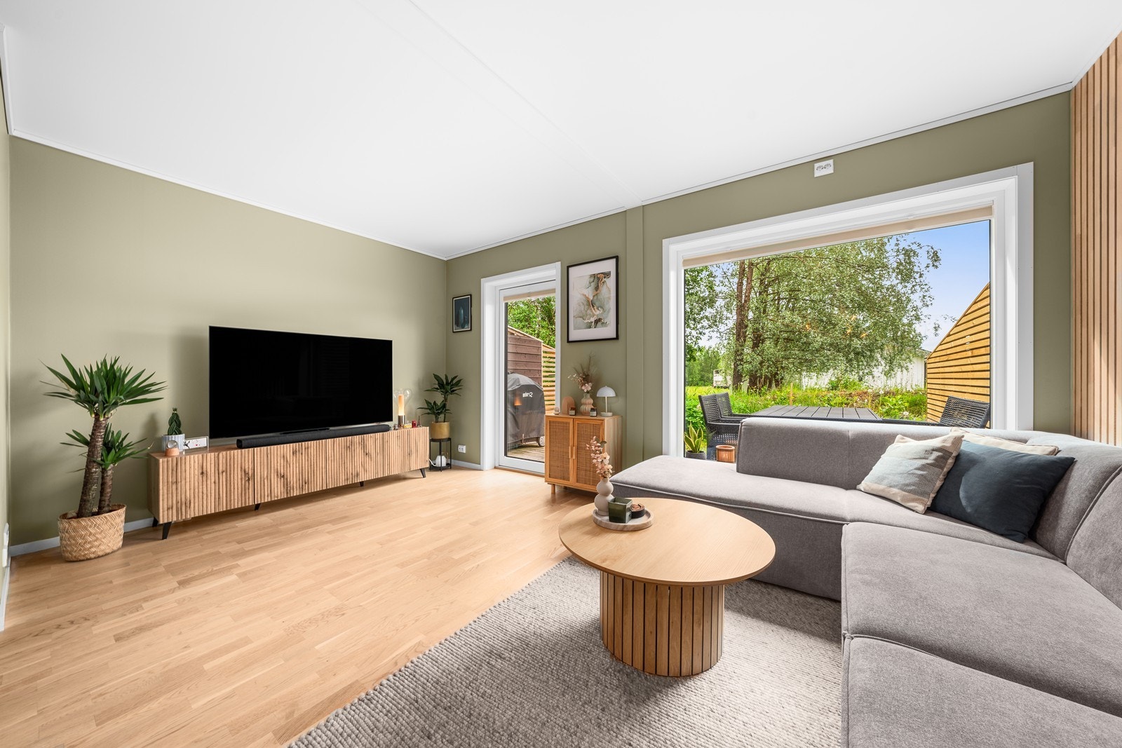 Stuen har parkettgulv og store vindusflater som slipper inn rikelig med lys. Galleribilde