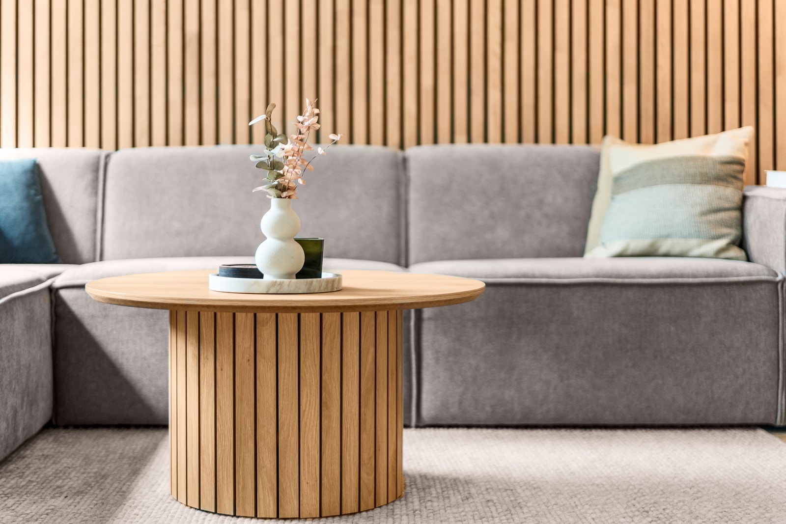 Gjennomgående materialvalg som parkett og malte flater skaper en helhetlig stil. Galleribilde