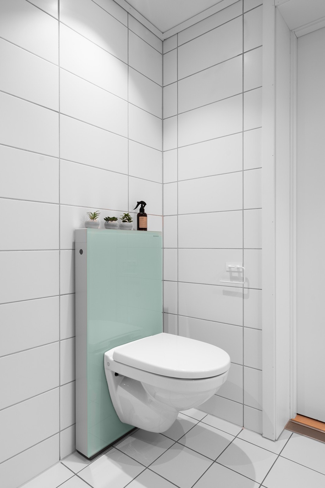 Badet er utstyrt med vegghengt toalett fra Geberit. Galleribilde