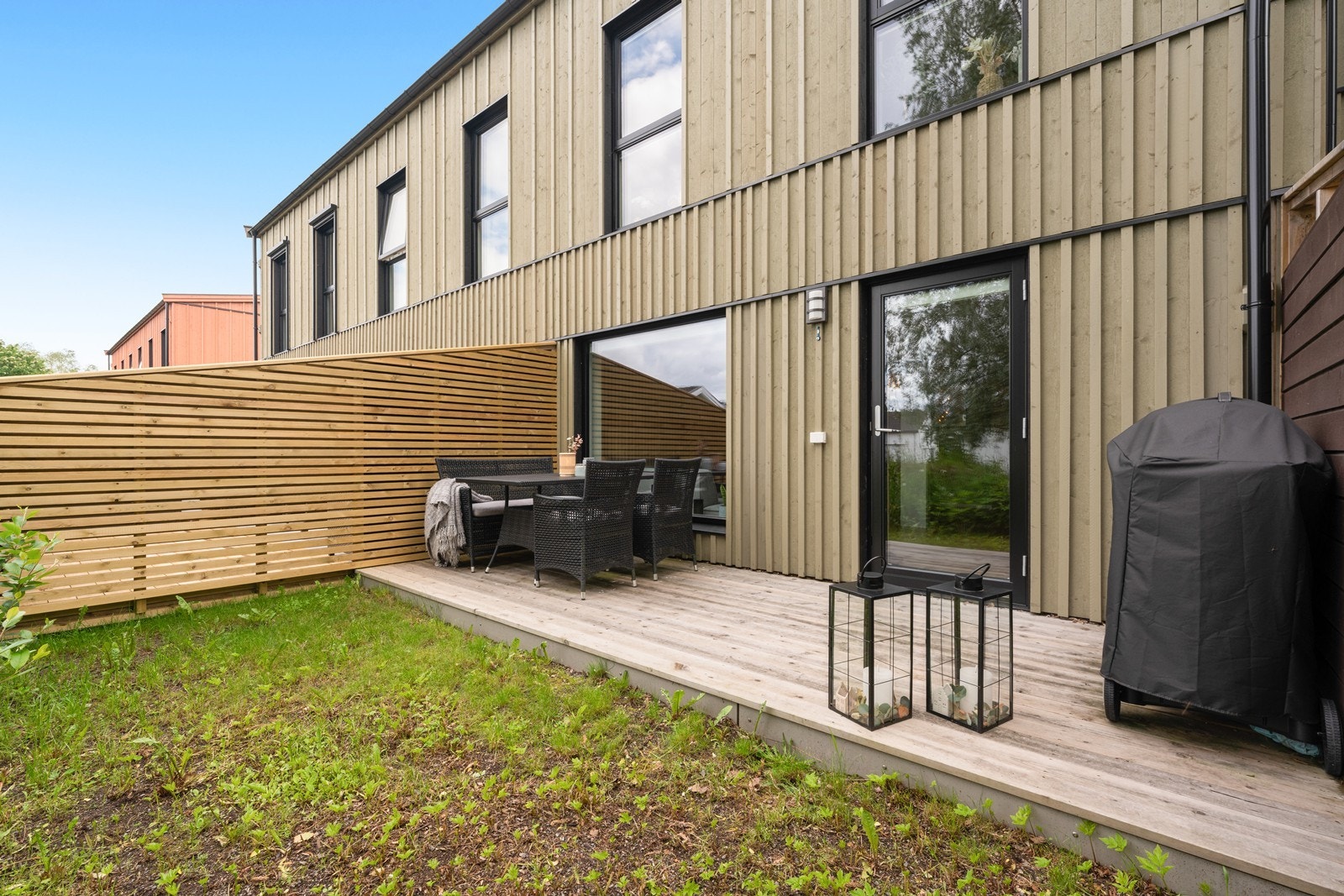 Terrassen på baksiden er på 10 m² og har utgang direkte fra stuen. Galleribilde