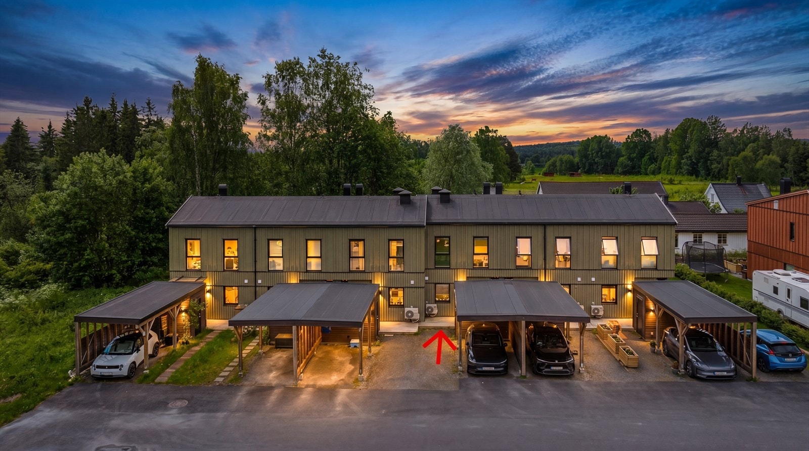 Sameiet består av 26 boligseksjoner og har velholdte fellesarealer. (Digitalt skumringsfoto, avvik kan forekomme) Galleribilde
