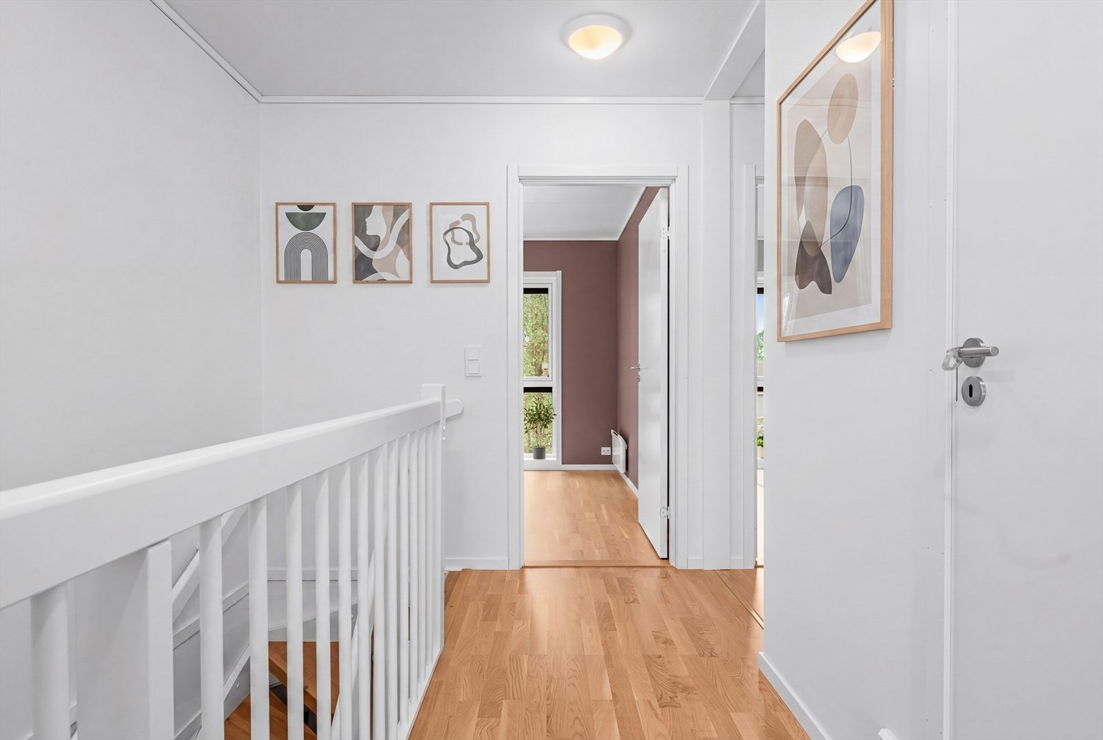 Lyse, malte flater går igjen også i denne etasjen. Galleribilde