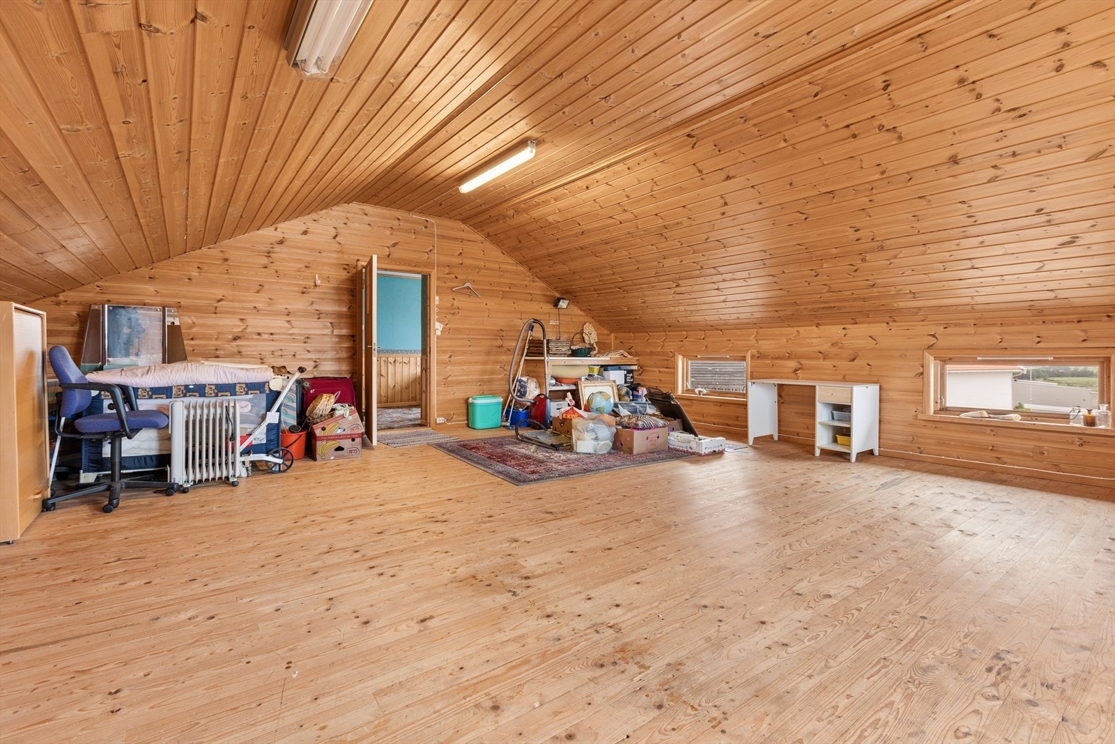 Loftet har god takhøyde og vinduer som slipper inn naturlig lys, noe som gir en lys og luftig romfølelse. Galleribilde