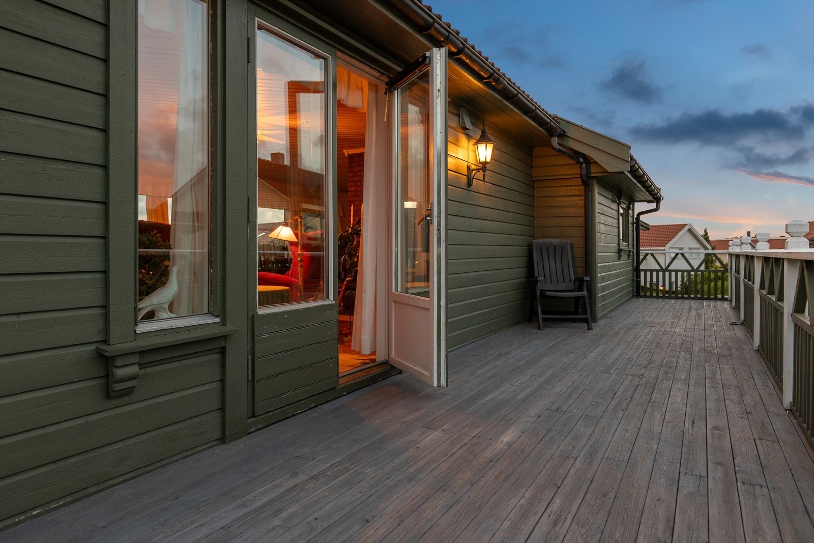 Den store terrassen danner en perfekt ramme for hyggelige, sosiale sammenkomster utendørs. Her kan man samle familie og venner til gode måltider og avslappede stunder i det fri. Galleribilde
