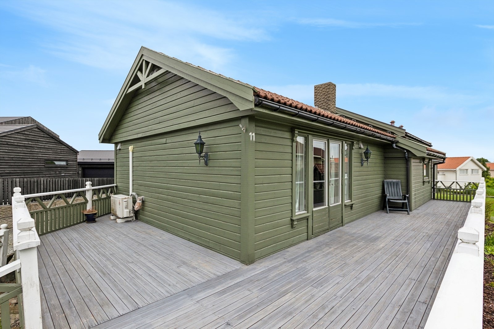 Den store terrassen fremstår som et naturlig samlingspunkt utendørs, med god plass til både sittegrupper og sosiale aktiviteter. Galleribilde