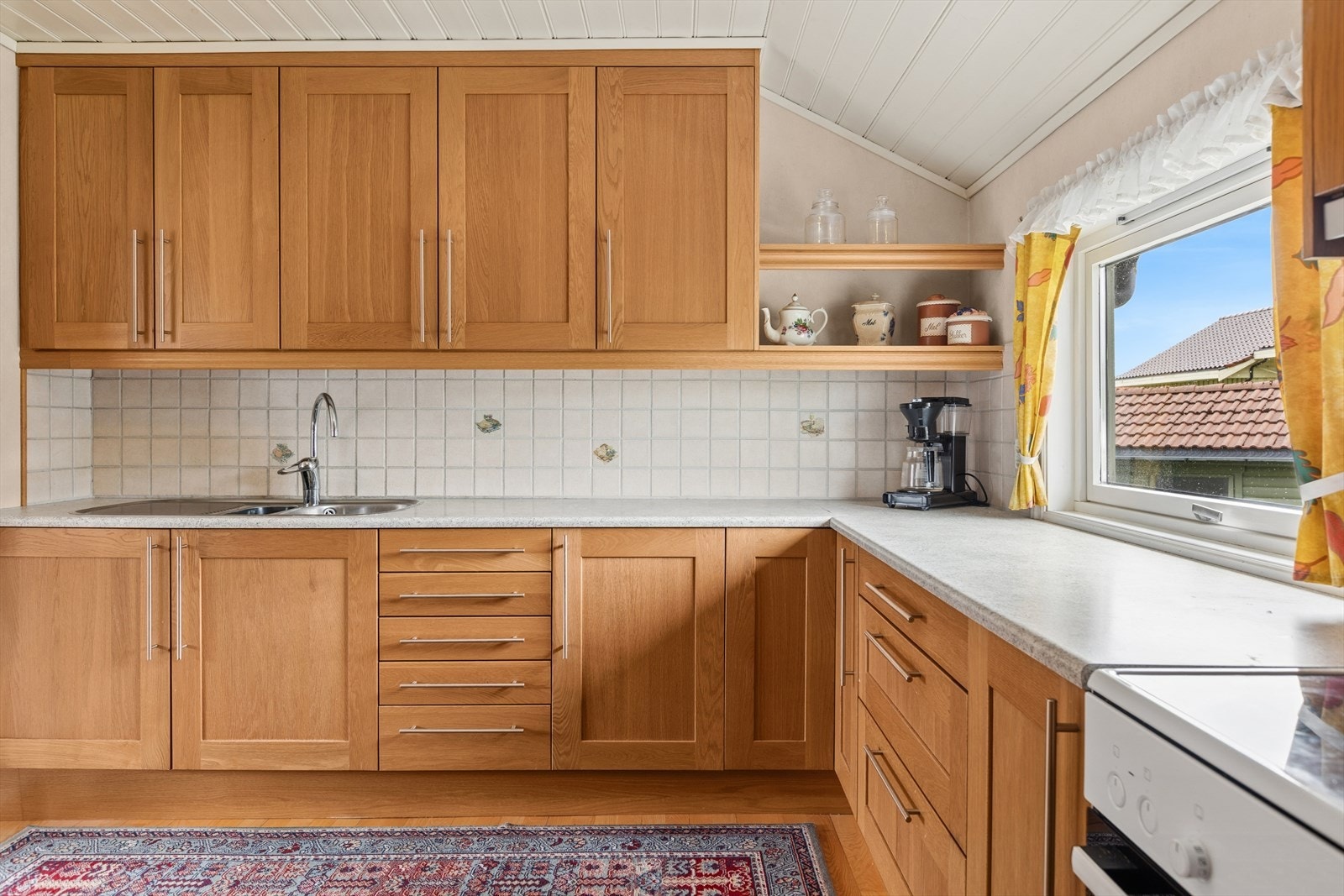 Her er det god oppbevaringsplass i over- og underskap, samt åpne hyller for detaljer. Galleribilde