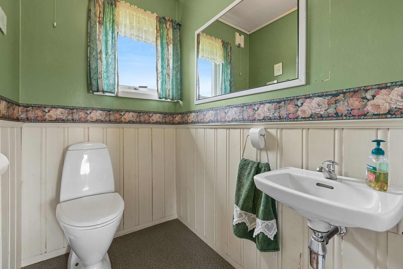 Separat wc-rom i 2. etasje med toalett og servant. Veggene har trepanel på nedre del og malt overflate over. Også dette rommet har et oppgraderingsbehov. Galleribilde