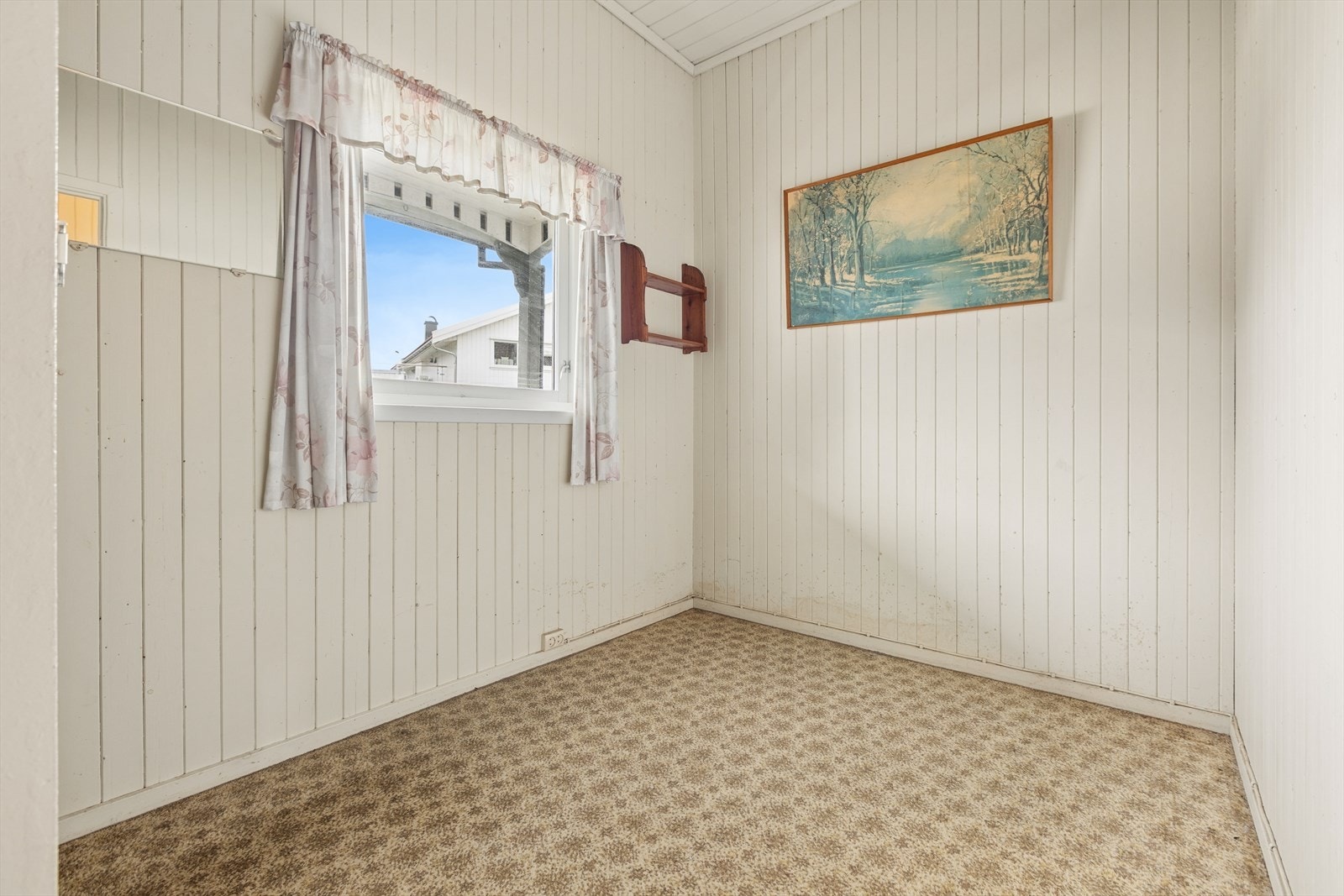 Innredet bod med god plass til oppbevaring, godt egnet for både praktiske og sesongbaserte behov. Galleribilde