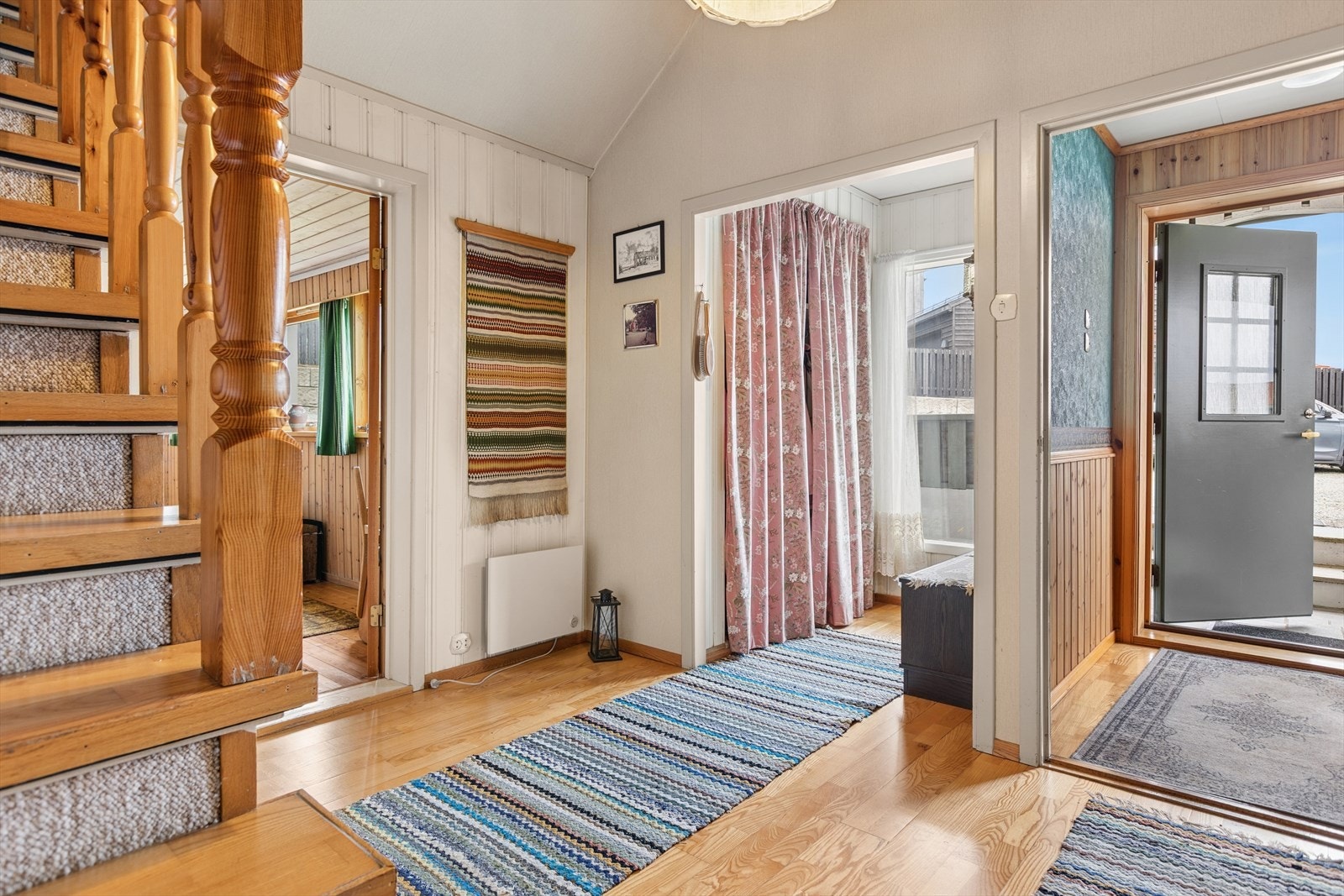 Entréen gir et godt førsteinntrykk og har direkte tilknytning til hall og trapp til de øvrige etasjene. Galleribilde