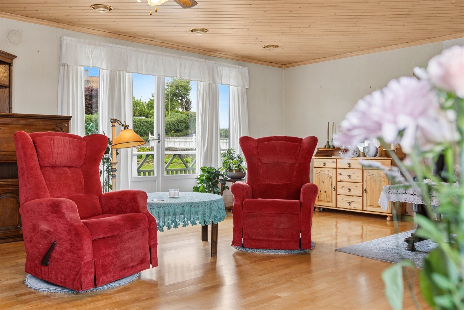 Fra stuen er det direkte utgang til en romslig terrasse som strekker seg videre ut mot den grønne hagen, og skaper en fin overgang mellom inne- og uteområdene. Galleribilde