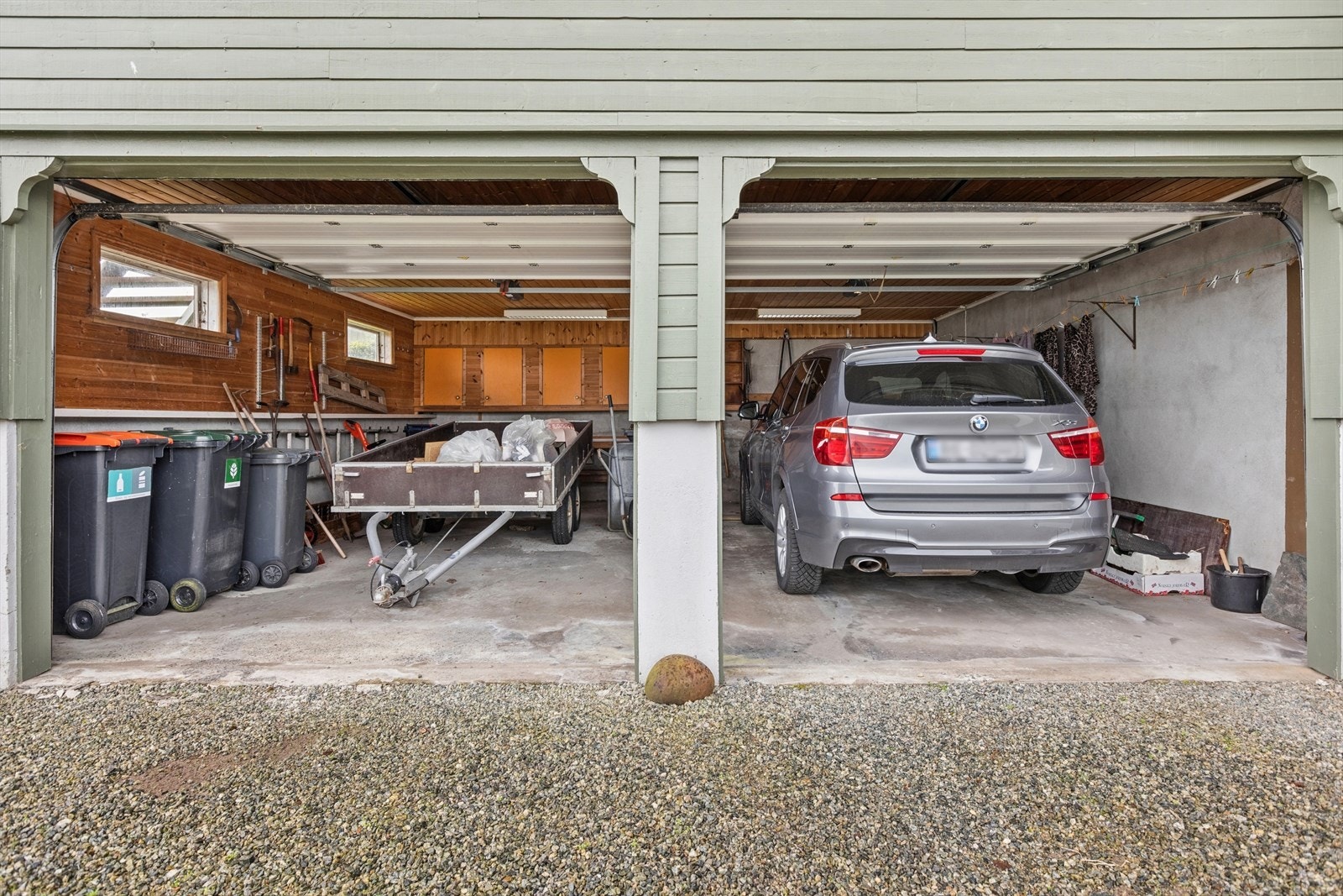 Dobbel garasje med plass til to biler og god plass til oppbevaring. Galleribilde