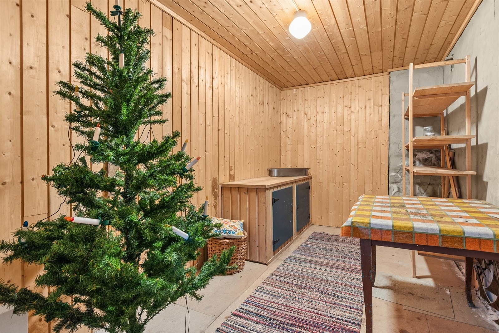 En av flere praktiske boder i underetasjen, som til sammen gir svært gode og fleksible lagringsmuligheter for både utstyr, sesongvarer og øvrige eiendeler. Galleribilde