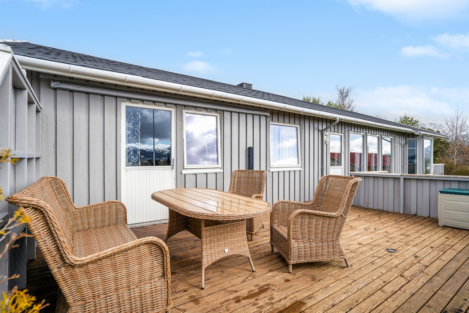 Terrassen byr på god plass til ønsket utemøbler, putekasse og grill. Galleribilde
