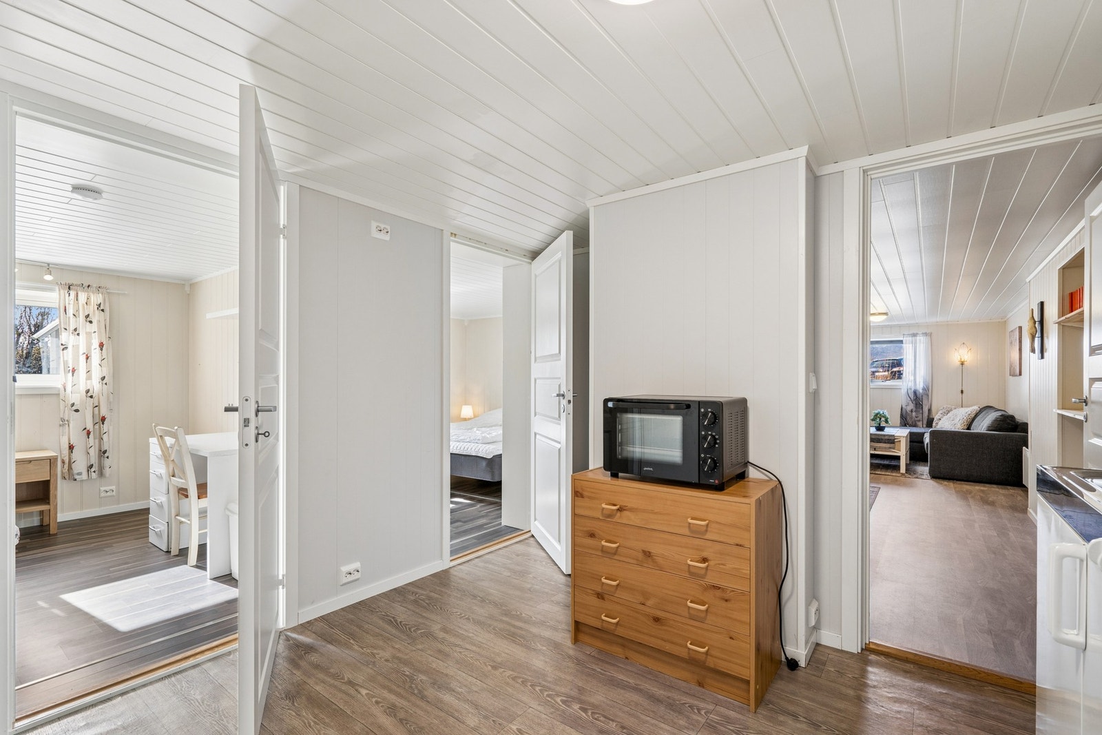 Innredet kjelleretasje med to soverom, baderom, stue, vindfang m/egen inngang og kjøkken. Galleribilde