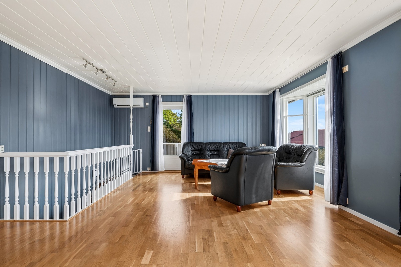 Rommet gir gode møbleringsmuligheter for både sofa og spisebord. Galleribilde