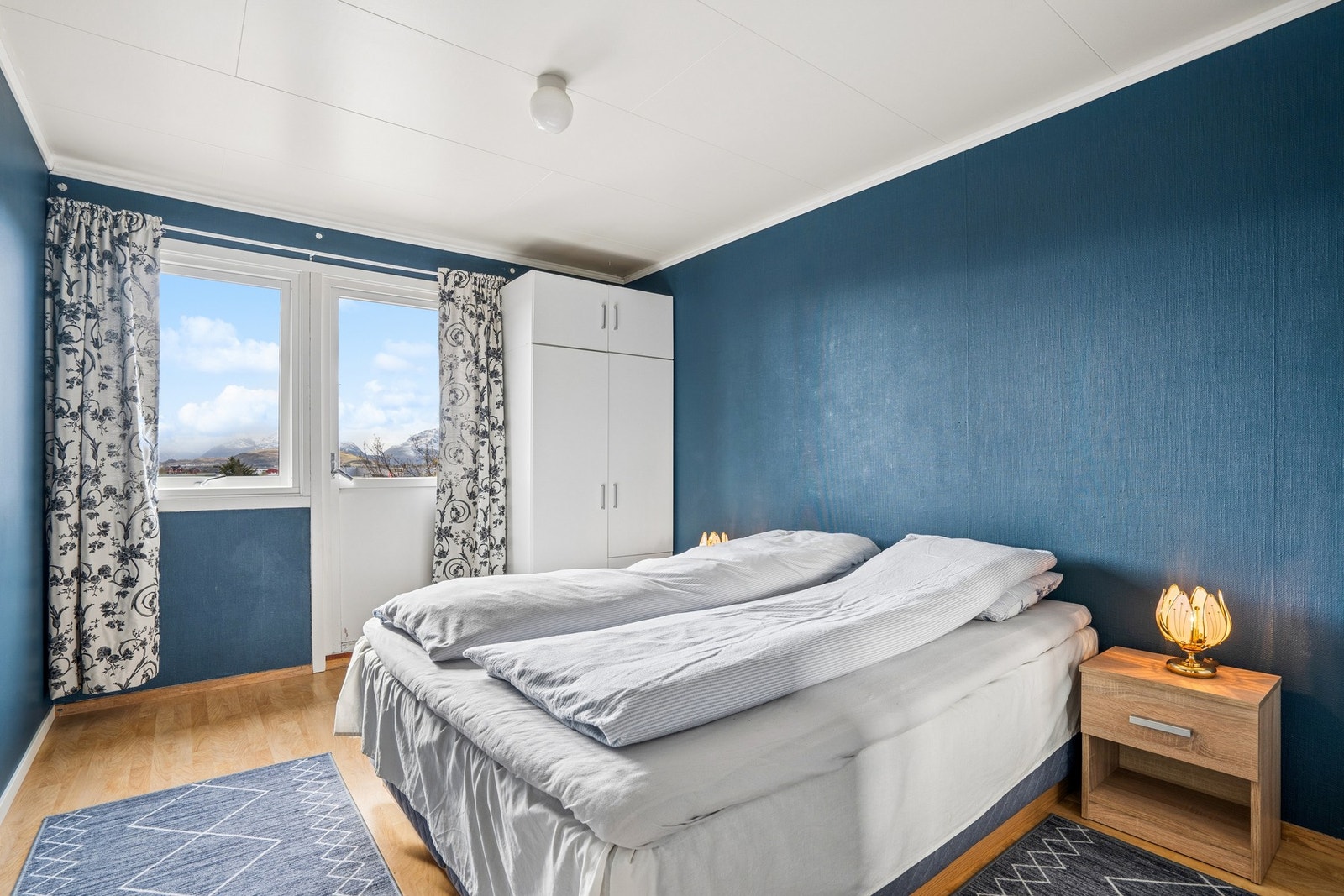 Hovedsoverom med plass til både dobbeltseng, nattbord og garderobe. Galleribilde