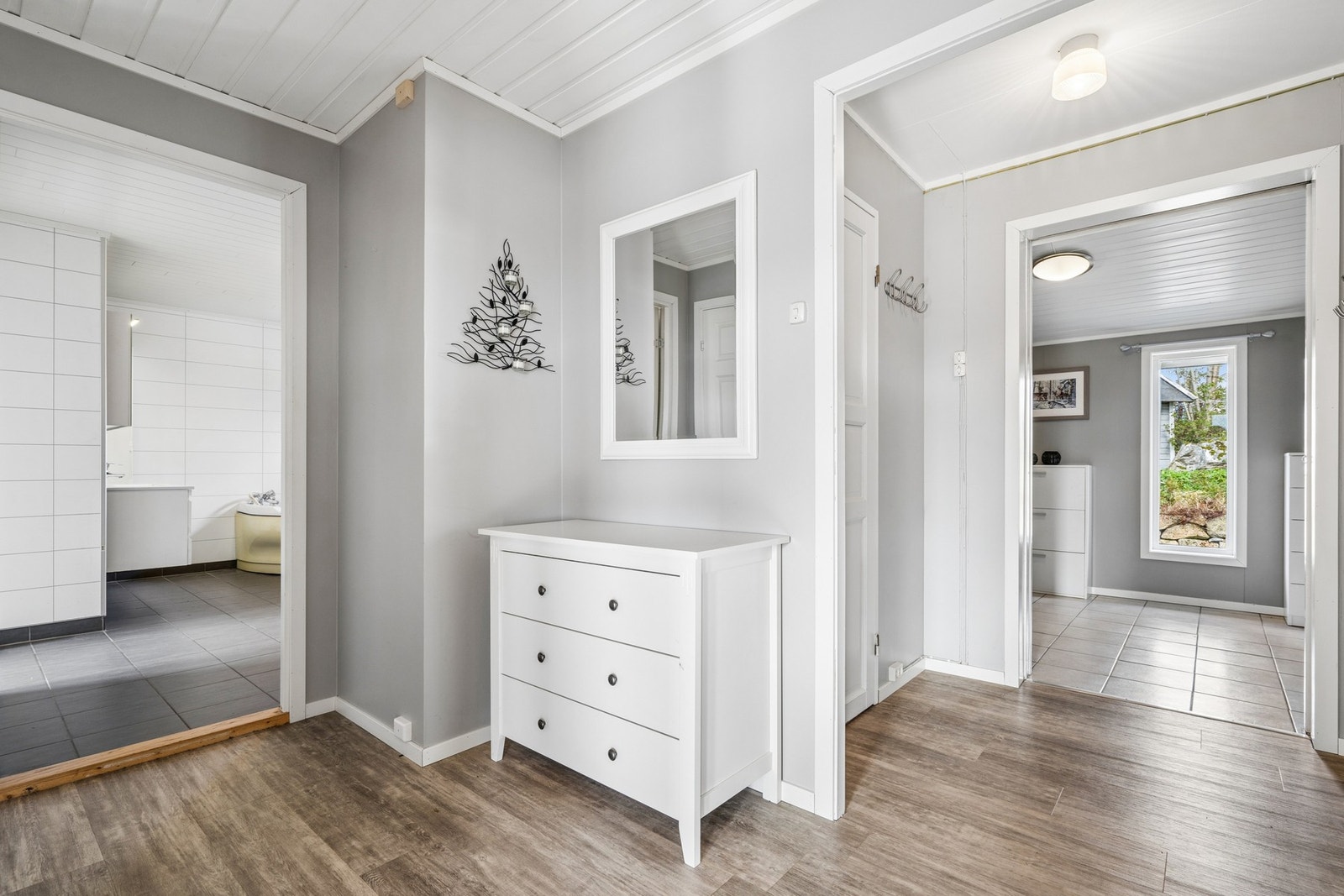 Deler av gangen med dør inn til bad og toalettrom. Galleribilde