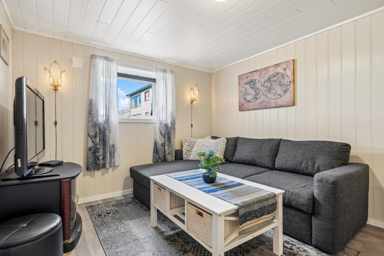 Rommet er innredet med lyse og tidløse oveflatematerialer. Galleribilde