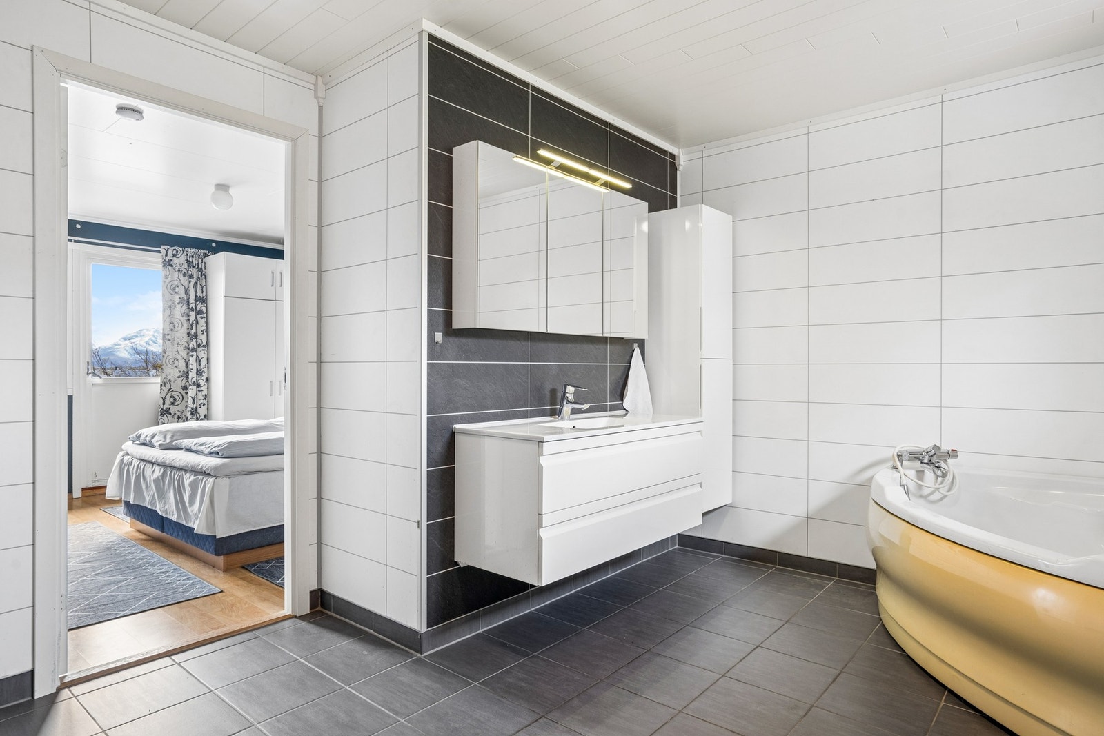Badet er både adkomst via gangen, men også fra hovedsoverom. Galleribilde