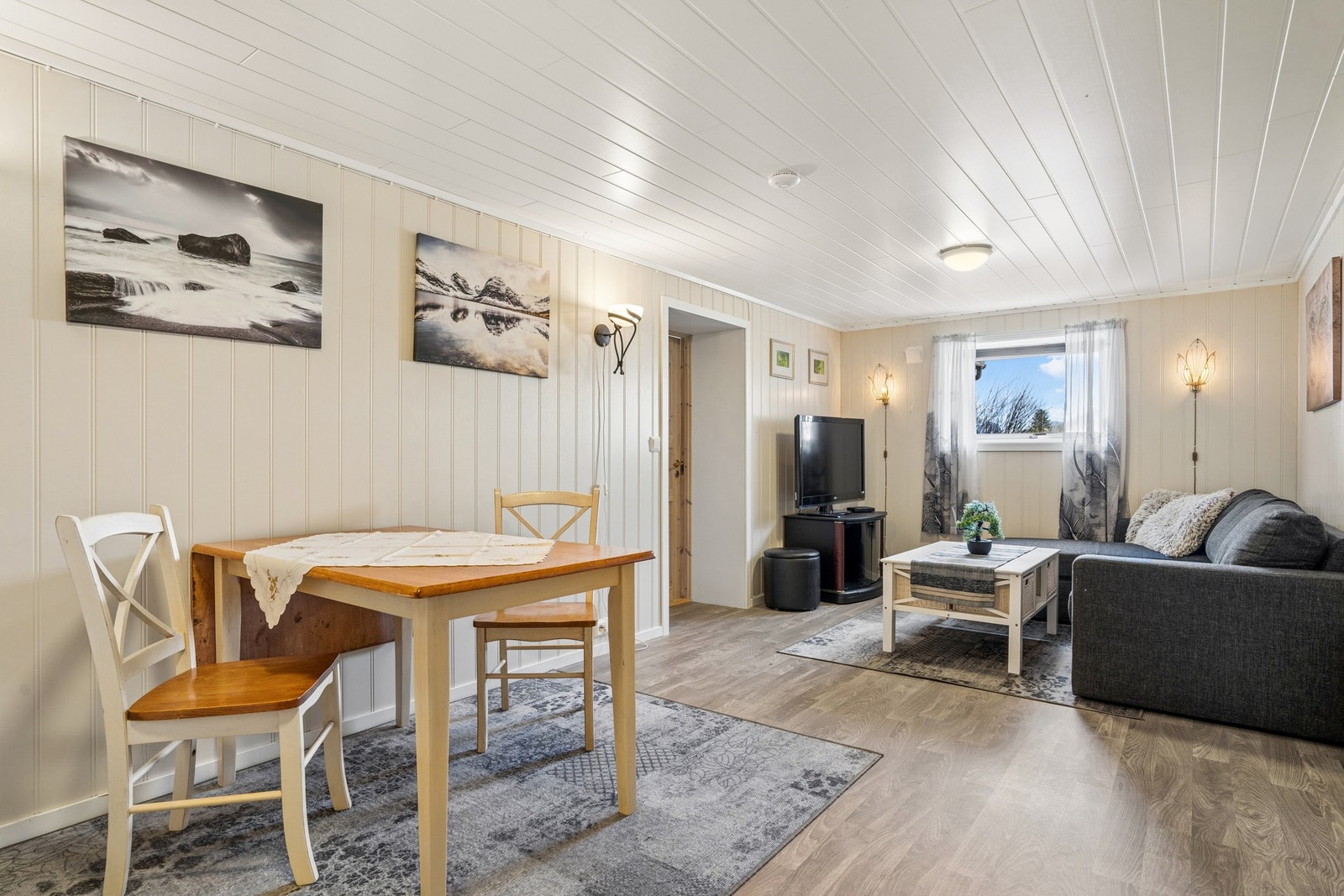 Trivelig stue i underetasjen med plass for ulik møblering. Galleribilde
