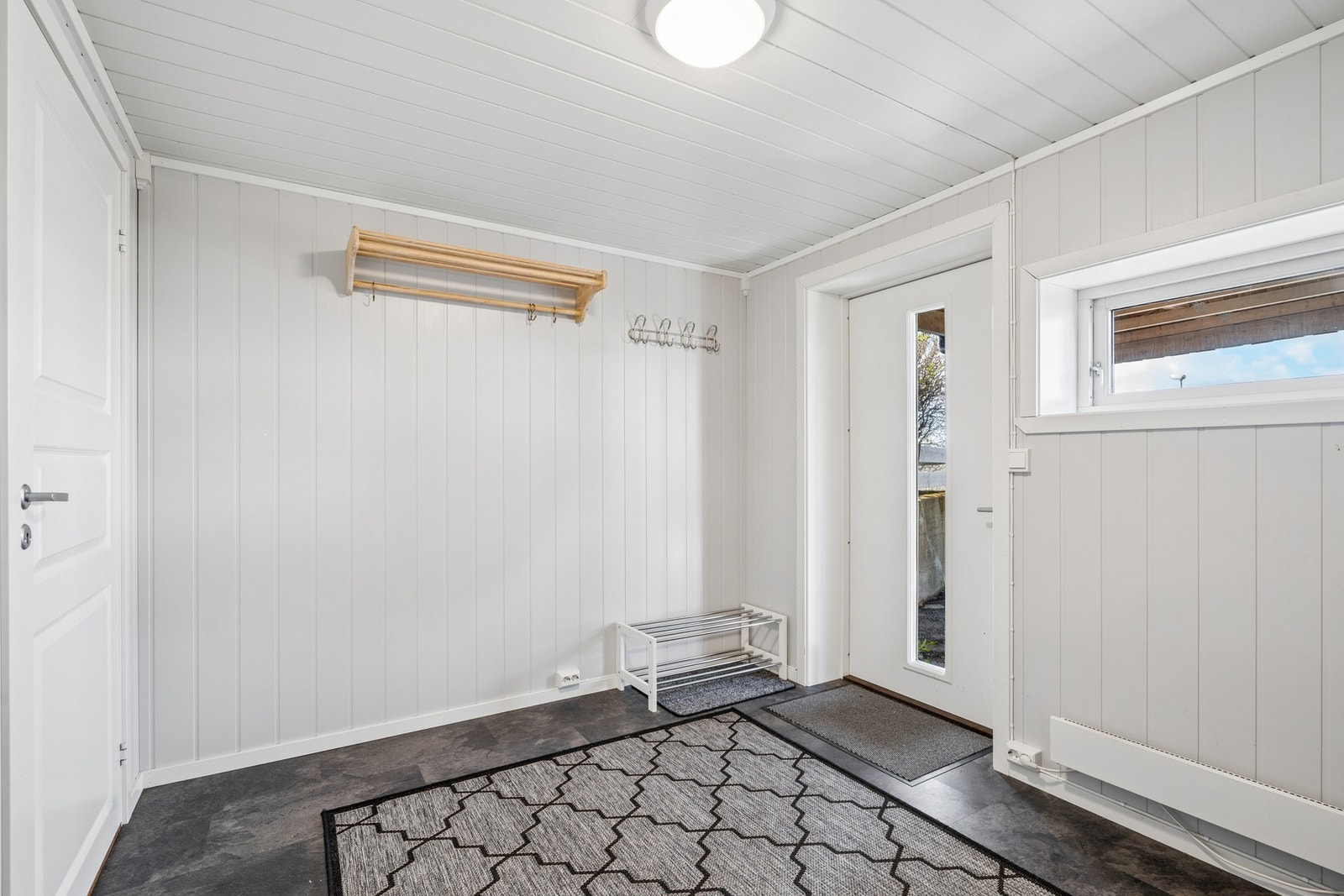 Gang/entrè med adkomst fra utsiden. Galleribilde