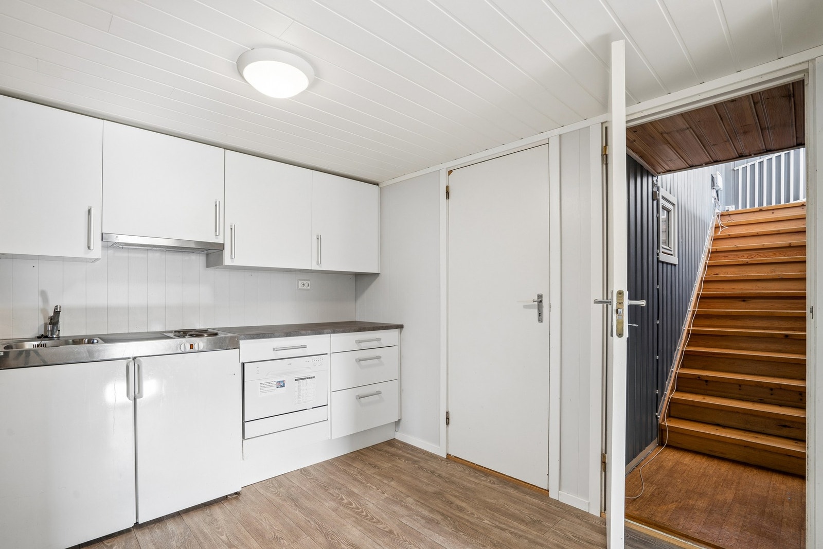 Kjelleren fremstår som hybel med både innvendig adkomst via trapp fra hovedetasjen, men også utvendig adkomst. Galleribilde