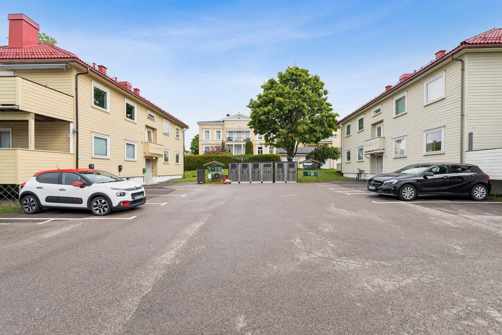 Romslig og oversiktlig gårdsplass med god plass til parkering og enkel adkomst til boligene. Galleribilde