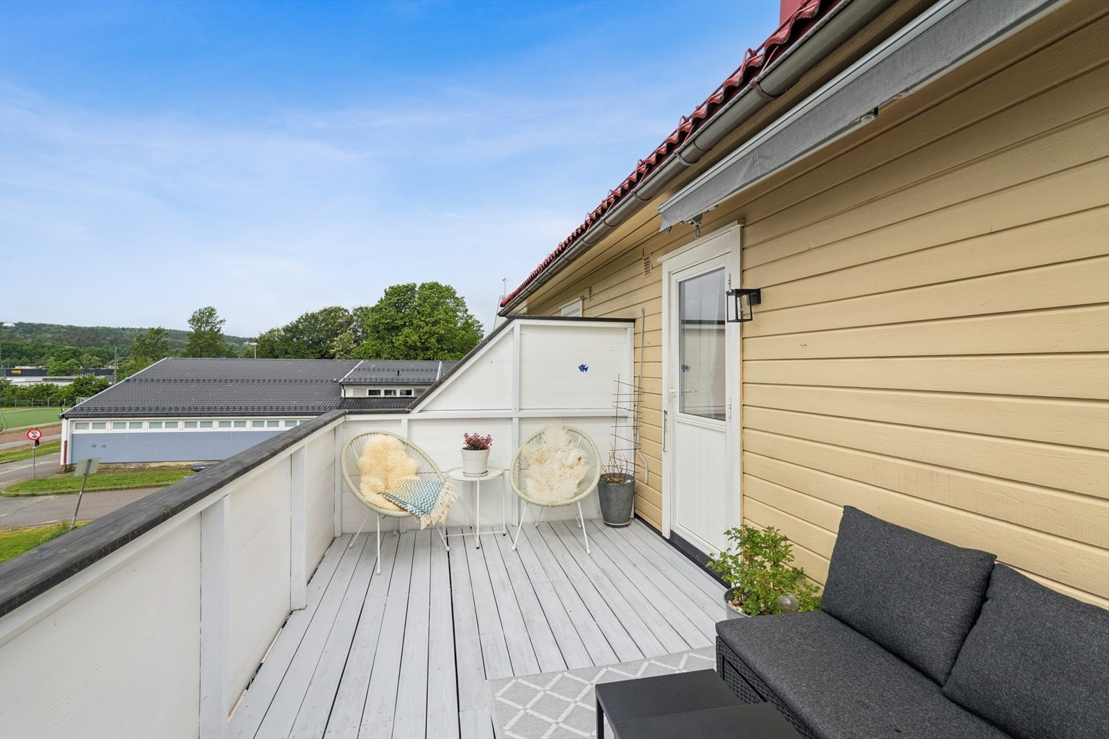Her er det god plass til flere utemøbler - for både avslapning og sosiale sammenkomster. Galleribilde