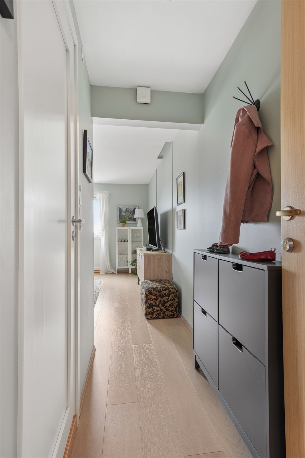 Velkommen inn! Lys og innbydende entré som gir et godt førsteinntrykk av boligen. Galleribilde