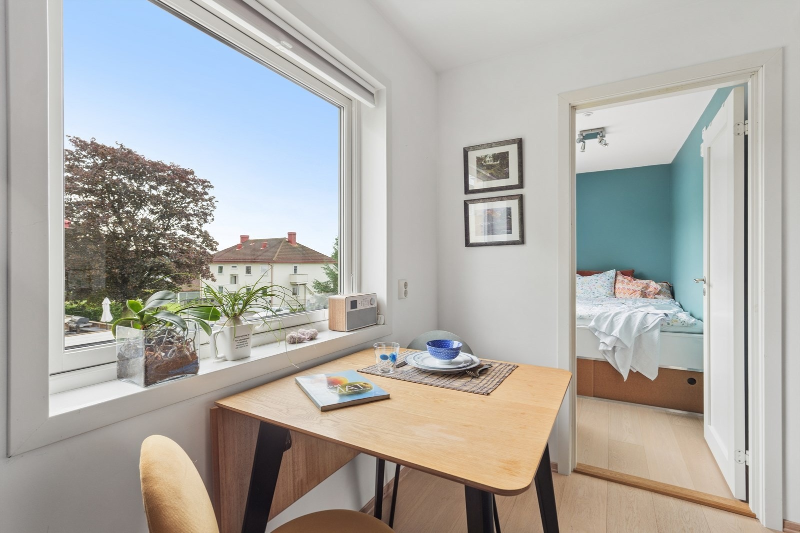 Det store kjøkkenvinduet slipper inn rikelig med naturlig lys og gir en luftig og behagelig atmosfære. Galleribilde