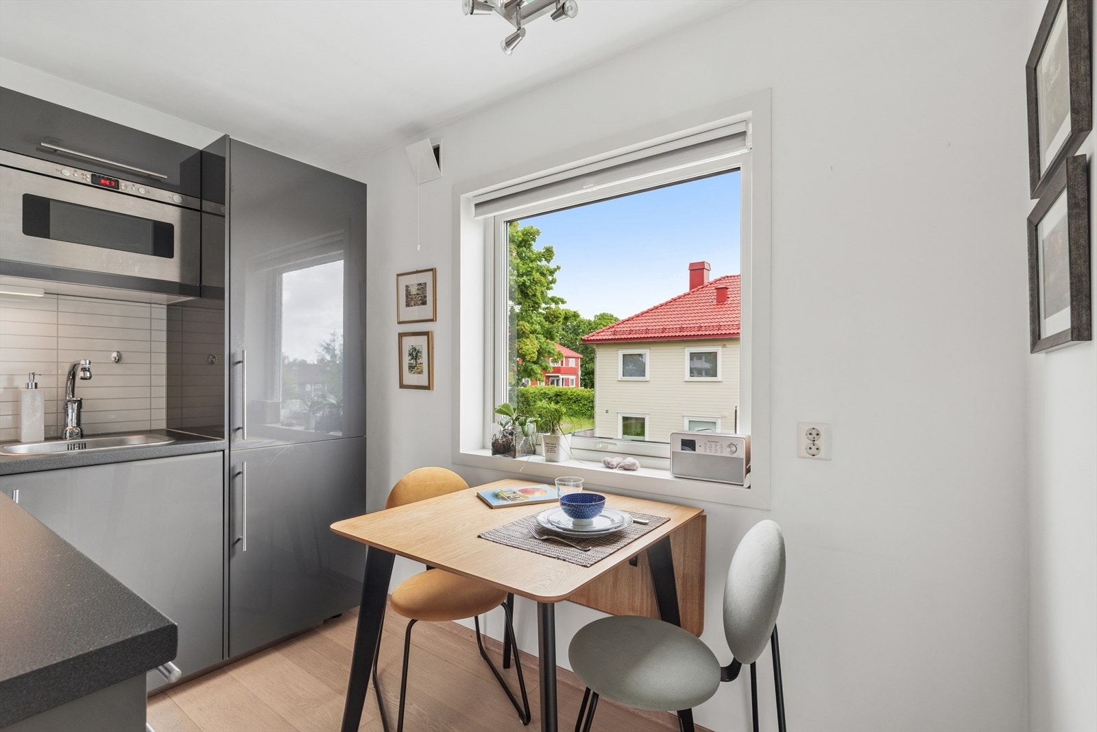 Hyggelig spiseplass ved vinduet som inviterer til rolige måltider og gode hverdagsstunder. Galleribilde