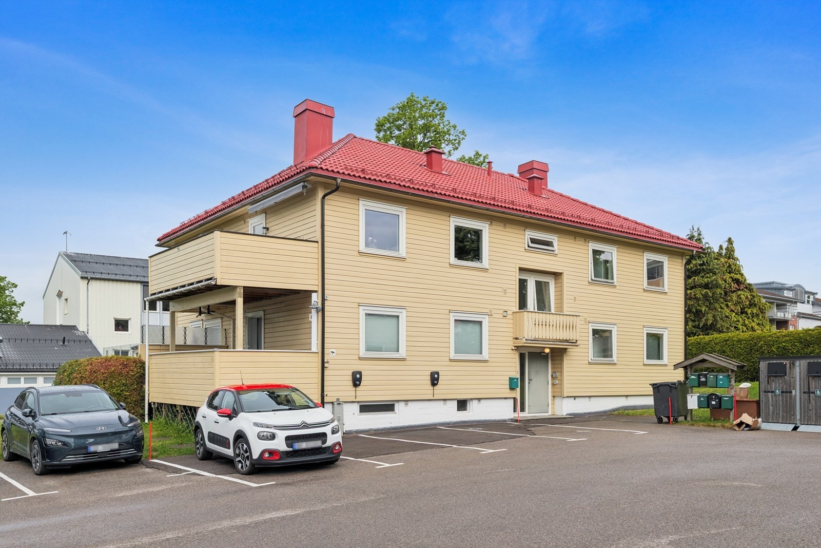 Praktisk parkering på borettslagets egen tomt med oppmerkede plasser like ved boligen. Her får du en enkel og bekvem hverdag med kort vei fra bil til inngang. Galleribilde