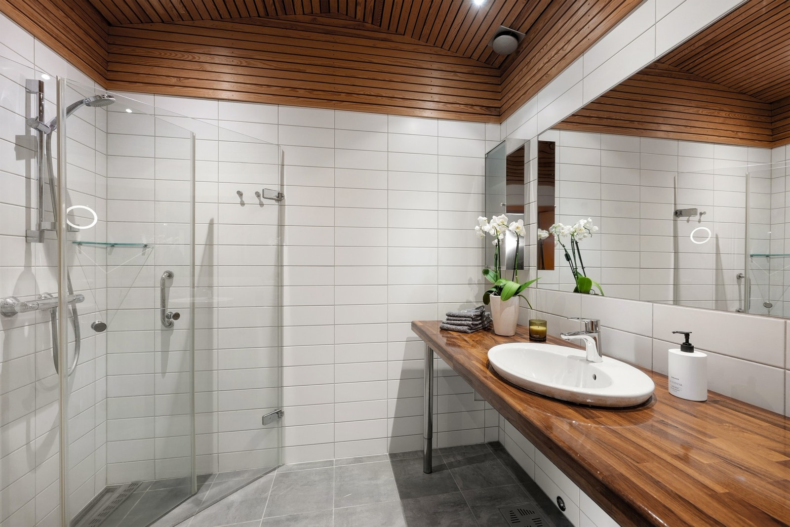 Lekkert, flislagt bad fra 2012. Med bl.a. gulvvarme, dusjhjørne med innfellbare glass dører og lekkert spiletak med downlights. Galleribilde