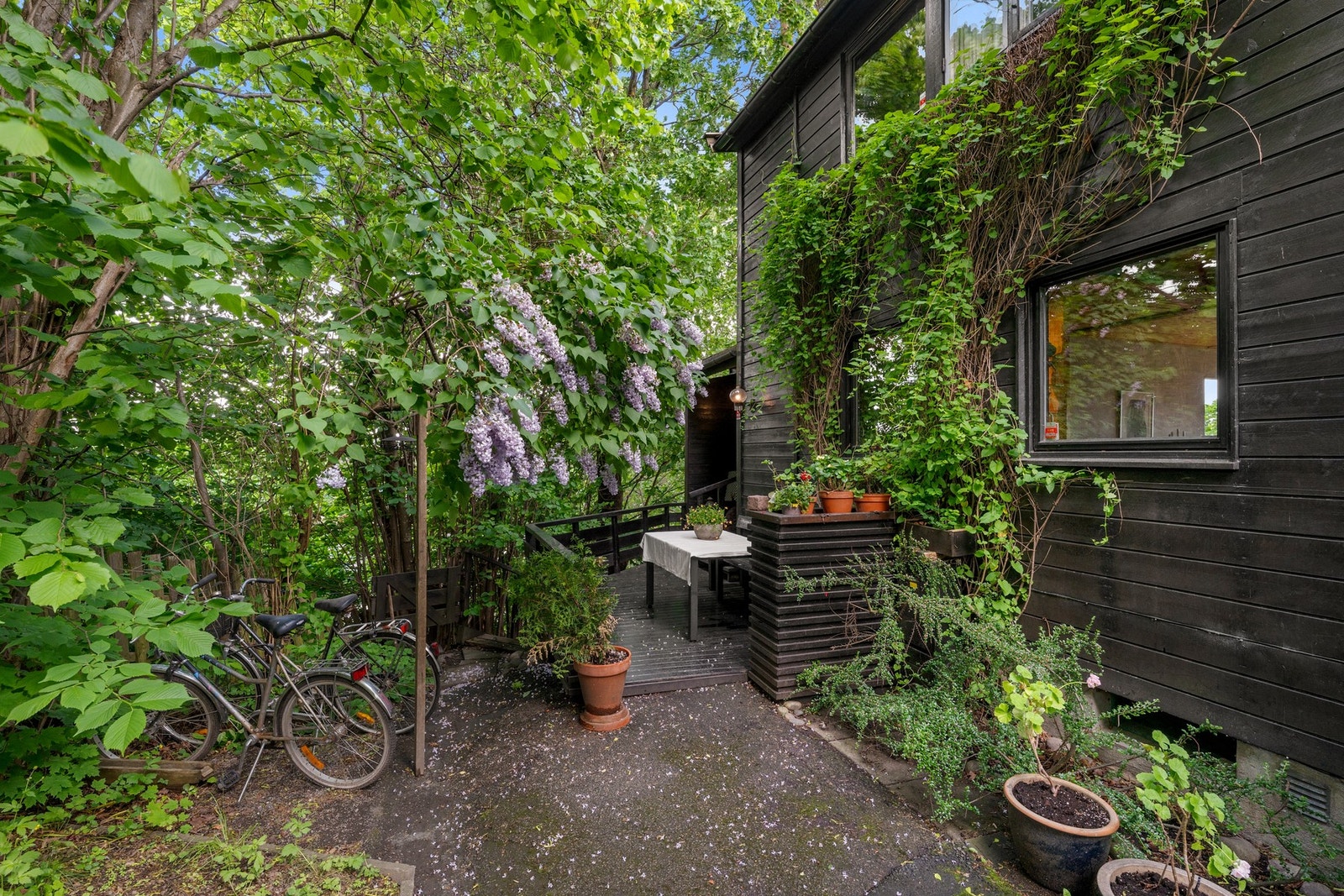 Stort, innholdsrikt enderekkehus i populært og barnevennlig område. Kort vei til det meste! Galleribilde