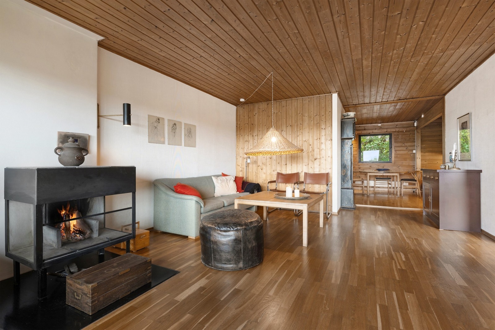I 1. etg har huset en romslig stue med peis og god plass til flere sittegrupper. Galleribilde