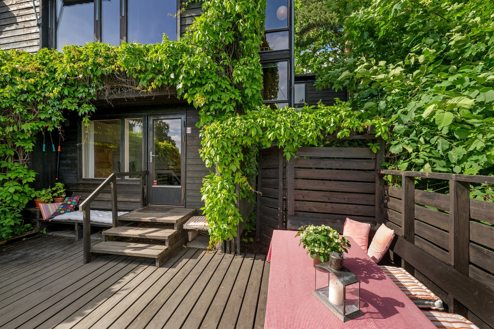 Sydvendt terrasse med gode solforhold. Ca. 20kvm. Galleribilde