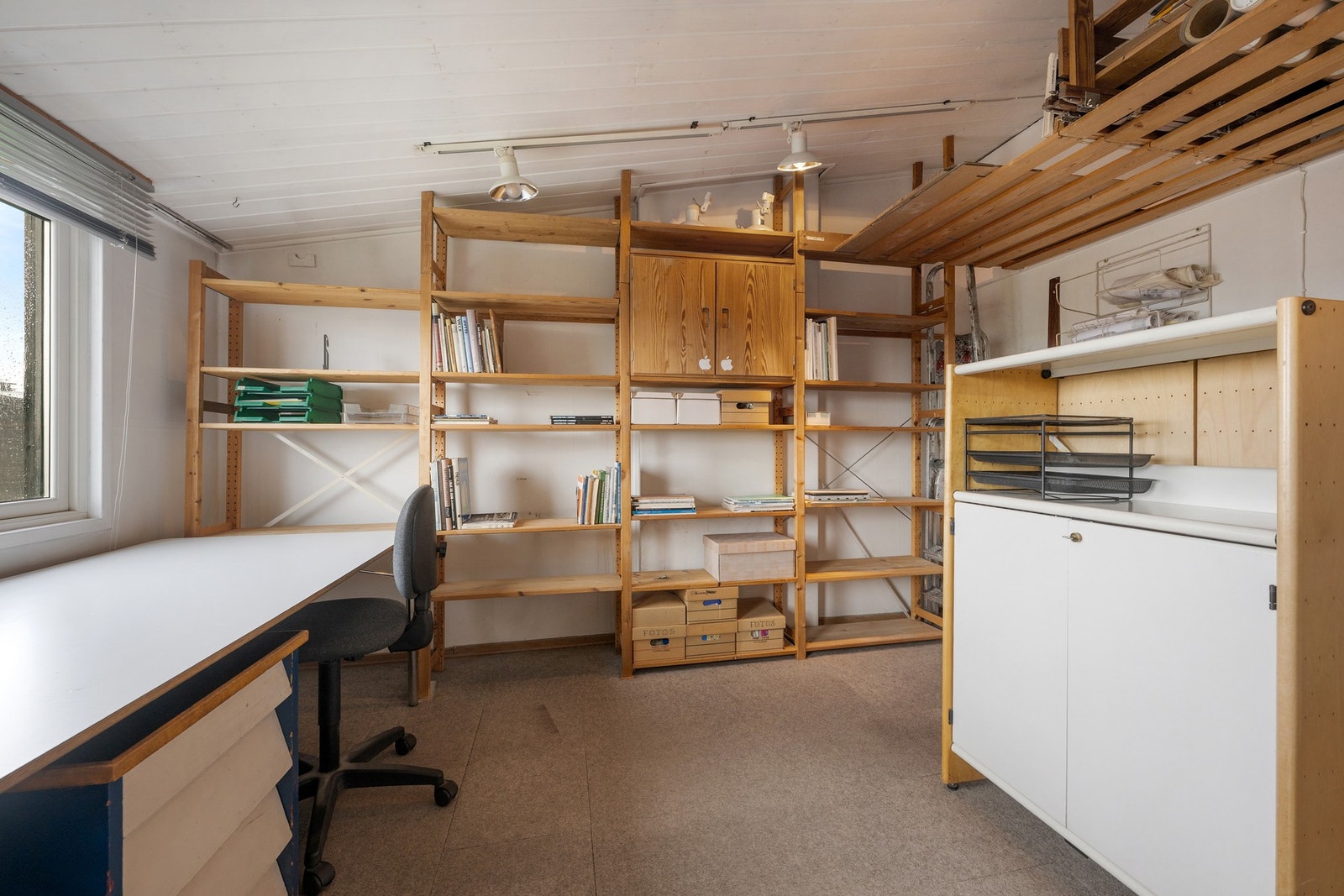 Soverom 1 - Innredet som kontor/arbeidsrom. Rommet er opprinnelig byggemeldt som 2 soverom. Galleribilde