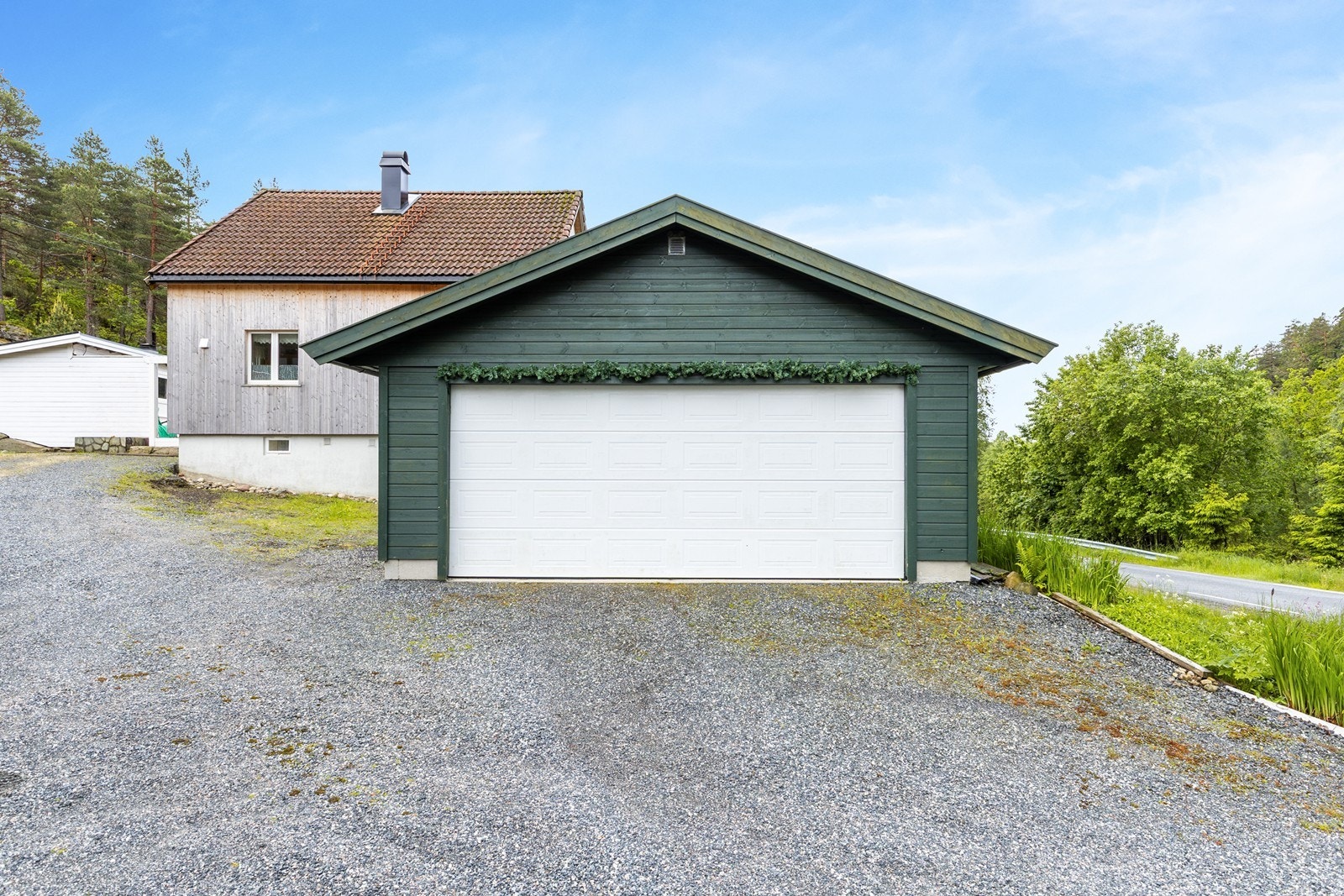 Gode parkeringsmuligheter i garasje og på tomt Galleribilde