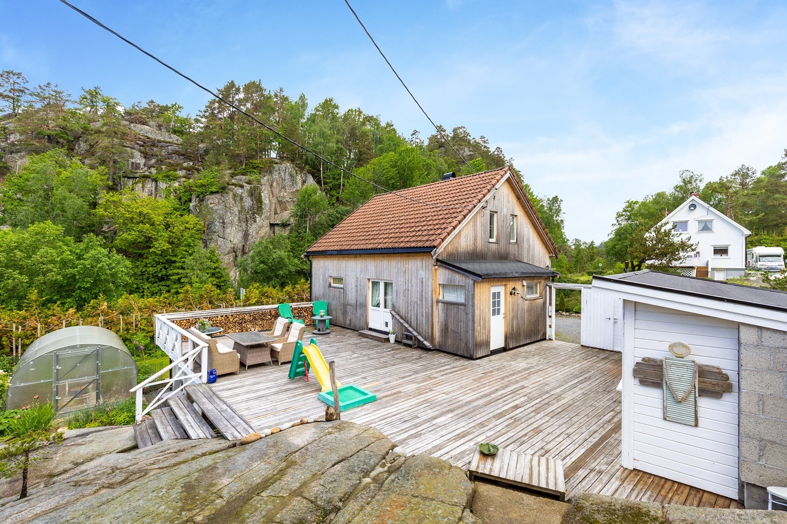 Eiendommen ligger i idylliske omgivelser og går over 3 plan. Fine og usjenerte utearealer med gode solforhold Galleribilde